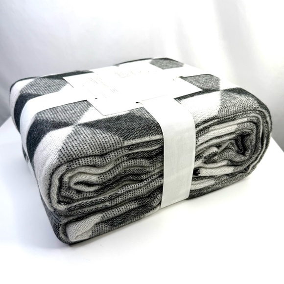 Project 62 X Nate Berkus Gray White Modern Geometric King Size Blanket NWT - Picture 7 of 10